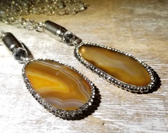 Collar de carcasa de bala Sig 357 con colgante de corte de piedra marrón genuino y cadena con cuentas claras