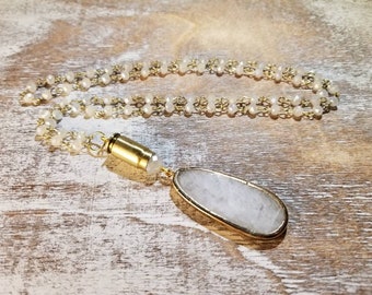 357 Sig Bullet Casing Collar con colgante de piedra genuina y cadena de cuentas - cuentas claras o blancas