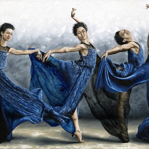 Op de afbeelding: Een olieverfschilderij met een danser in vier opeenvolgende poses, gekleed in een vloeiende, geplooide koningsblauwe jurk met een zwart doorschijnend lijfje. De danser met kort donker haar is in vloeiende beweging vastgelegd tegen een grijze achtergrond.