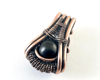 Shungite-hangerdraad gewikkeld in koper. Diepe zuivering