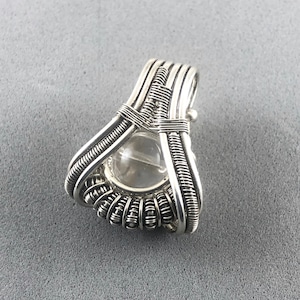 Colgante de cristal de hielo lemuriano ruso, envuelto en alambre de plata fina. Una poderosa piedra de la verdad.