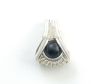 Shungite hanger draad gewikkeld in fijn zilver. Diepe zuivering