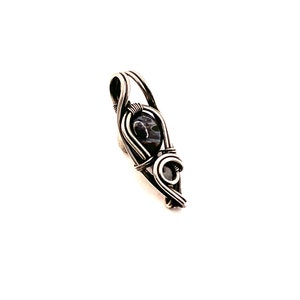 Peut inclure: Un pendentif en fil d'argent enroulé autour d'une pierre précieuse bleu foncé. Le pendentif a un design unique et organique.