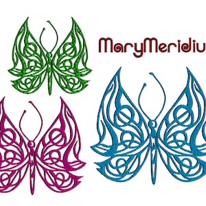 Puede incluir: Tres diseños de mariposas bordadas en verde, morado y azul verdoso. Cada mariposa presenta un intrincado patrón calado. El texto "MaryMeridius" se muestra en rojo, en fuente cursiva, encima de la mariposa azul verdoso.