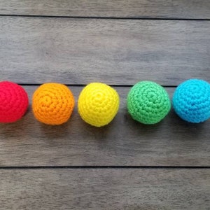 Juego de 5 juguetes coloridos para gatos, suave y silencioso, de arcoíris, hecho a mano, de ganchillo, duradero y divertido, lavable y secable a máquina.
