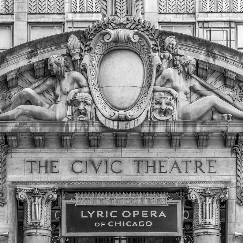Puede incluir: Foto en blanco y negro del Civic Theatre de Chicago. El edificio tiene una fachada de piedra con tallas ornamentadas y un letrero que dice "Lyric Opera of Chicago".