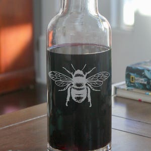 Jarra de cristal con grabado de abeja