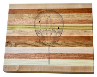 Planche de service et planche de bar en bois gravée limule