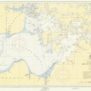 Könnte beinhalten: Eine Vintage-Seekarte des Lake of the Woods, mit dem Text "Lake of the Woods" und "Minnesota" sichtbar. Die Karte zeigt detaillierte Darstellungen der Konturen, Inseln und Tiefen des Sees, in Blau und Weiß auf cremefarbenem Hintergrund.