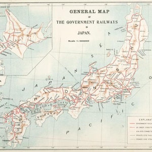 Könnte beinhalten: Eine Vintage-Karte von Japan, die die staatlichen Eisenbahnen in roten Linien zeigt. Die Karte trägt den Titel "General Map of The Government Railways in Japan." Der Maßstab beträgt 1:5000000. Die Karte zeigt die Inseln Hokkaido, Honshu, Shikoku und Kyushu.