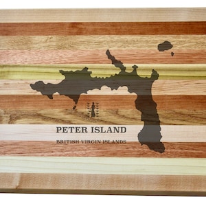 Tábua de servir e bar de madeira gravada com mapa da Ilha Peter