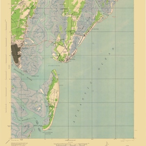 Peut inclure: Une carte vintage de Brunswick, en Géorgie, montrant le littoral, les rivières et les zones environnantes. La carte est imprimée sur un fond bleu clair avec des lignes et du texte verts et bruns. La carte est intitulée "Brunswick Quadrangle" et comprend le texte "WAR DEPARTMENT, CORPS OF ENGINEERS, U.S. ARMY".