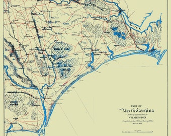 Puede incluir: Un mapa vintage de parte de Carolina del Norte que muestra los accesos a Wilmington. El mapa está impreso sobre un fondo color crema con líneas rojas y azules. El mapa incluye el texto "PART OF North Carolina Showing approaches to WILMINGTON Compiled at the Coast Survey Office March, 1865."