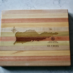Tábua de servir e bar de madeira gravada com mapa de St Croix