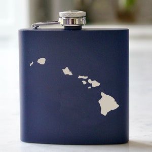 Op de afbeelding: Een marineblauwe roestvrijstalen drinkfles met een zilveren dop en een witte omtrek van de Hawaïaanse eilanden.
