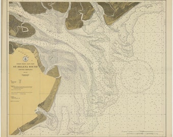 Può includere: Una carta nautica vintage di St. Helena Sound, Carolina del Sud. La carta è stampata su carta color crema con linee marroni e blu. La carta mostra la costa, le vie navigabili e le profondità del suono. La carta è intitolata "United States Coast Survey, St. Helena Sound, South Carolina".