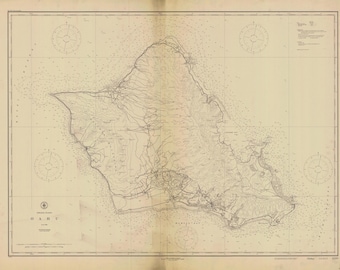 Könnte beinhalten: Eine Vintage-Karte der Insel Oahu, Hawaii. Die Karte zeigt die Küste der Insel, Straßen und Berge. Die Karte ist auf einem beigefarbenen Hintergrund mit schwarzen Linien gedruckt.