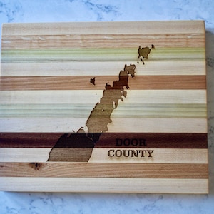 Plateau de service et plateau de bar en bois gravé Door County Map