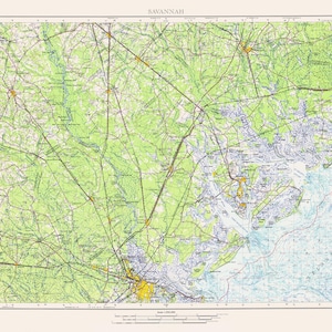 Puede incluir: Un mapa vintage de Savannah, Georgia, con un esquema de color verde y azul. El mapa muestra carreteras, ríos y otras características geográficas. El título "SAVANNAH" está impreso en la parte superior central del mapa.