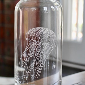 Jarra de cristal con grabado de medusas