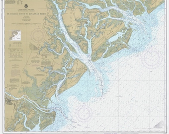 Può includere: Una carta nautica dell'area di St. Helena Sound a Savannah River nella Carolina del Sud. La carta mostra la costa, le vie navigabili e le profondità in piedi. La carta è stampata su uno sfondo marrone chiaro con linee blu e testo.