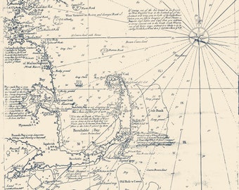 Puede incluir: Un mapa náutico vintage del Mar de Nueva Inglaterra, con marcas detalladas de bahías, islas y bancos de arena. El mapa está impreso en tinta azul sobre un fondo crema. El mapa incluye una rosa de los vientos y una leyenda con texto que describe la ubicación de varios puntos de referencia.
