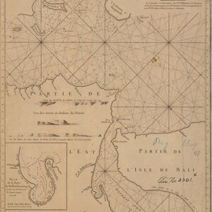 Puede incluir: Un mapa antiguo del estrecho de Bali, que muestra las islas de Java y Madura. El mapa está dibujado con tinta negra sobre papel de color crema. El mapa está titulado "Nouveau Plan des Détroits, situés a l'Est de Java & de Madura." El mapa también incluye el texto "Les Détroits de Bali, et d'où Fondi Respondi."