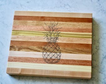 Vassoio da portata e da bar in legno con incisione a forma di ananas
