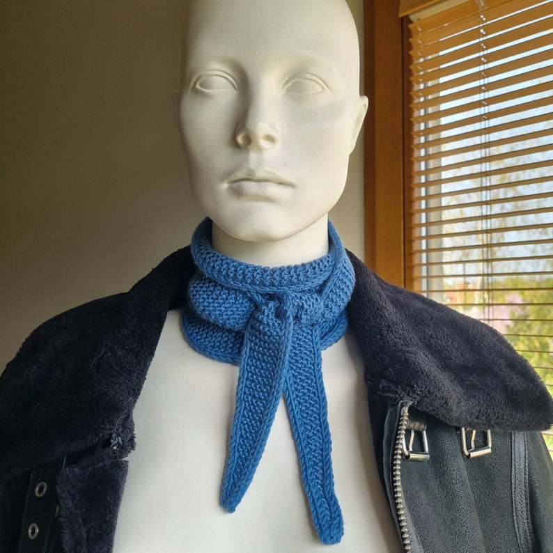 Kleine sjaal nekwarmer, gebreide sjaal, neksjaal, trendy accessoire marine blue