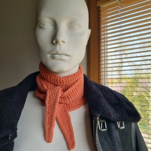 Kleine sjaal nekwarmer, gebreide sjaal, neksjaal, trendy accessoire peach mousse