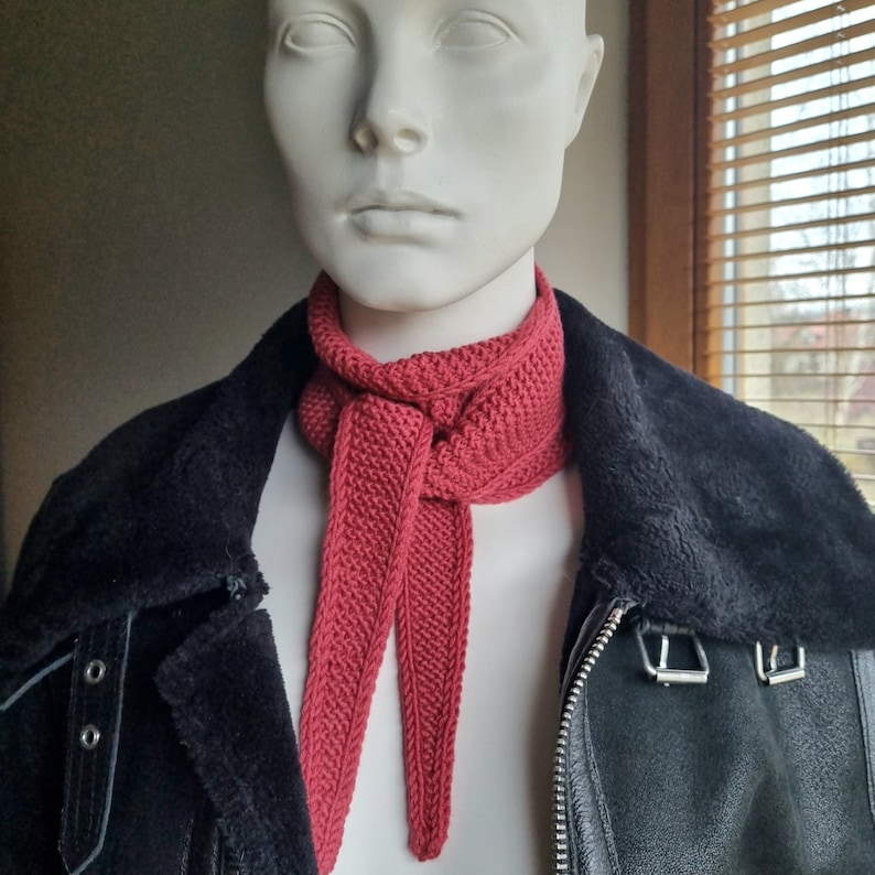 Kleine sjaal nekwarmer, gebreide sjaal, neksjaal, trendy accessoire coral red