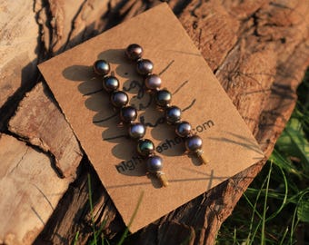 Horquillas con botones grises y cuentas de perla