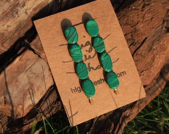 Horquillas con cuentas de cabujón de malaquita