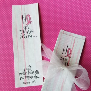 Segnalibro con testo personalizzato per il viaggio contro il cancro al seno - Segnalibro bianco disegnato a mano con strisce rosa acquerellate, set di 4, 2"x5,5" - Segnalibri