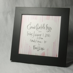 Echantillonneur pour naissance de bébé fille, illustration aquarelle personnalisée dessinée à la main avec inscription embellie, 5 x 5 po. cadre en bois