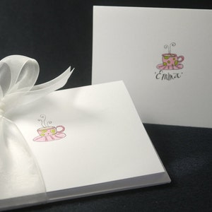 Tarjetas blancas plegadas, personalizadas y dibujadas a mano, con temática de fiesta de té, de 10 x 14 cm con sobres, invitaciones, tarjetas de agradecimiento y tarjetas en blanco.