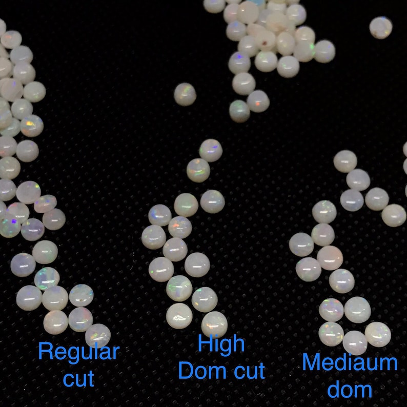 Pu&ograve; includere: Tre gruppi di cabochon di opale bianco, che mostrano diversi tagli a cupola: regolare, cupola alta e cupola media.