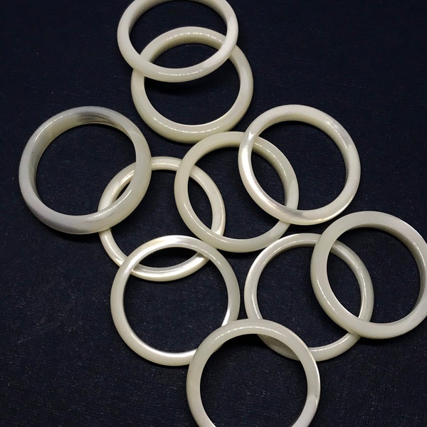 Mooie ring van natuurlijke parelmoer, gebroken wit, schijnt als hij naar het licht kijkt, verschillende maten, sieraden (JB-0090-A)