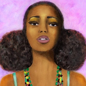 K&ouml;nnte beinhalten: Ein Portr&auml;t einer Frau mit dunkelbrauner Haut, die ein gr&uuml;nes Tanktop und eine bunte Perlenkette tr&auml;gt. Ihre Haare sind in zwei gro&szlig;en, dunkelbraunen Afro-Puffs gestylt.