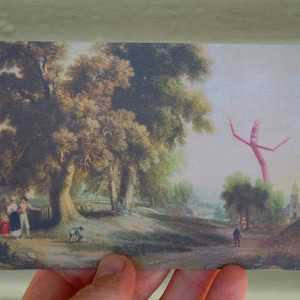 Pode incluir: Um cart&atilde;o postal vintage que retrata uma paisagem rural com uma grande &aacute;rvore em primeiro plano, um grupo de pessoas caminhando por um caminho e um homem infl&aacute;vel gigante ao fundo.