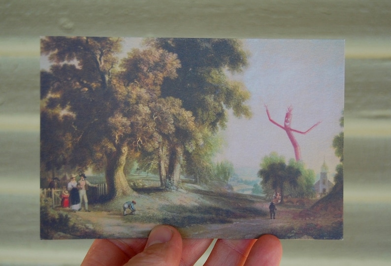 Pode incluir: Um cart&atilde;o postal vintage que retrata uma paisagem rural com uma grande &aacute;rvore em primeiro plano, um grupo de pessoas caminhando por um caminho e um homem infl&aacute;vel gigante ao fundo.