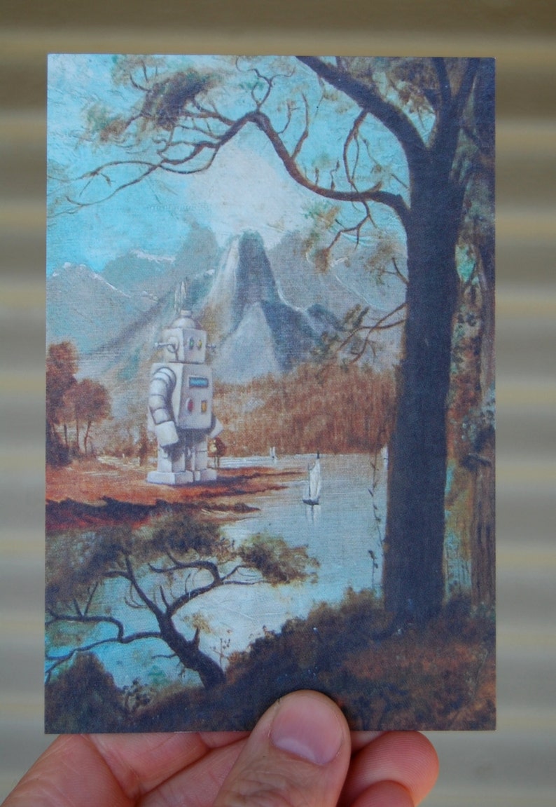 K&ouml;nnte beinhalten: Eine Vintage-Postkarte mit einem Roboter, der in einem See mit Bergen im Hintergrund steht. Der Roboter ist aus Metall und hat ein blaues, gelbes und rotes Farbschema. Die Postkarte ist in Aquarelltechnik gemalt.