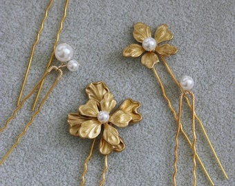 SOPHIA | Set of 6 gold chic modern vintage hair pins with pearls and brass flowers, ideal for updos to wedding/prom/event