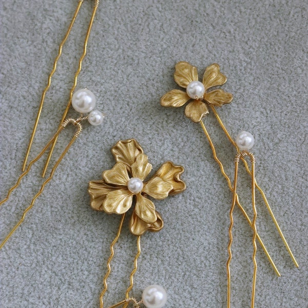SOPHIA | Set of 6 gold chic modern vintage hair pins with pearls and brass flowers, ideal for updos to wedding/prom/event
