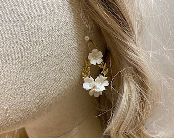 AMORE | Gold bridal earrings with leaf design and flowers, floral statement drop earrings with pearls and crystals, floral bridal jewellery