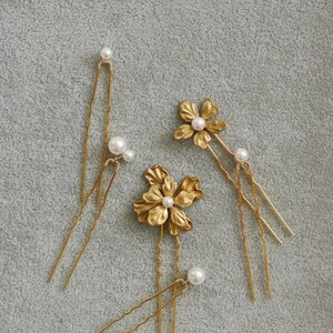 SOPHIA | Set of 6 gold chic vintage hair pins with pearls and brass flowers, ideal for updos to wedding/prom/event