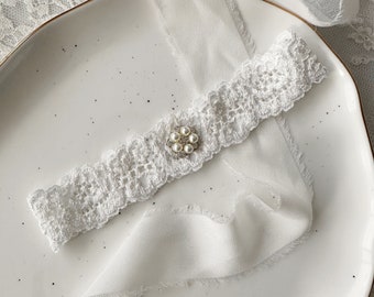 Single White Wedding Garter, Simple Delicate White Lace Garter - Will match all Wedding Dresses - Elopement wedding - Traditional wedding