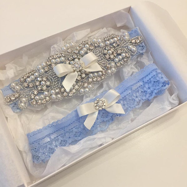 Elegante giarrettiera blu da matrimonio singola o set realizzata con pizzo floreale azzurro, cristalli e perle, regalo perfetto per la sposa con qualcosa di blu