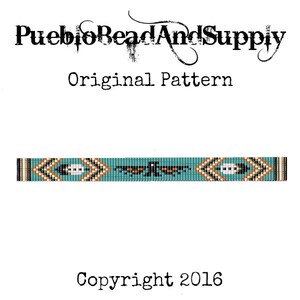 Könnte beinhalten: Ein Perlenarmband-Muster mit türkisfarbenem Hintergrund und schwarzen, weißen und orangefarbenen Akzenten. Das Muster enthält ein geometrisches Design mit einem Vogelmotiv. Der Text "Pueblo Bead And Supply Original Pattern Copyright 2016" wird über und unter dem Muster angezeigt.