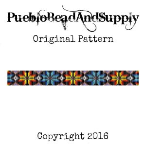 Op de afbeelding: Een kralenpatroon met een herhalend ontwerp van gele, oranje, rode, blauwe, witte en zwarte kralen. Het patroon is gelabeld met "Original Pattern" en "Copyright 2016".